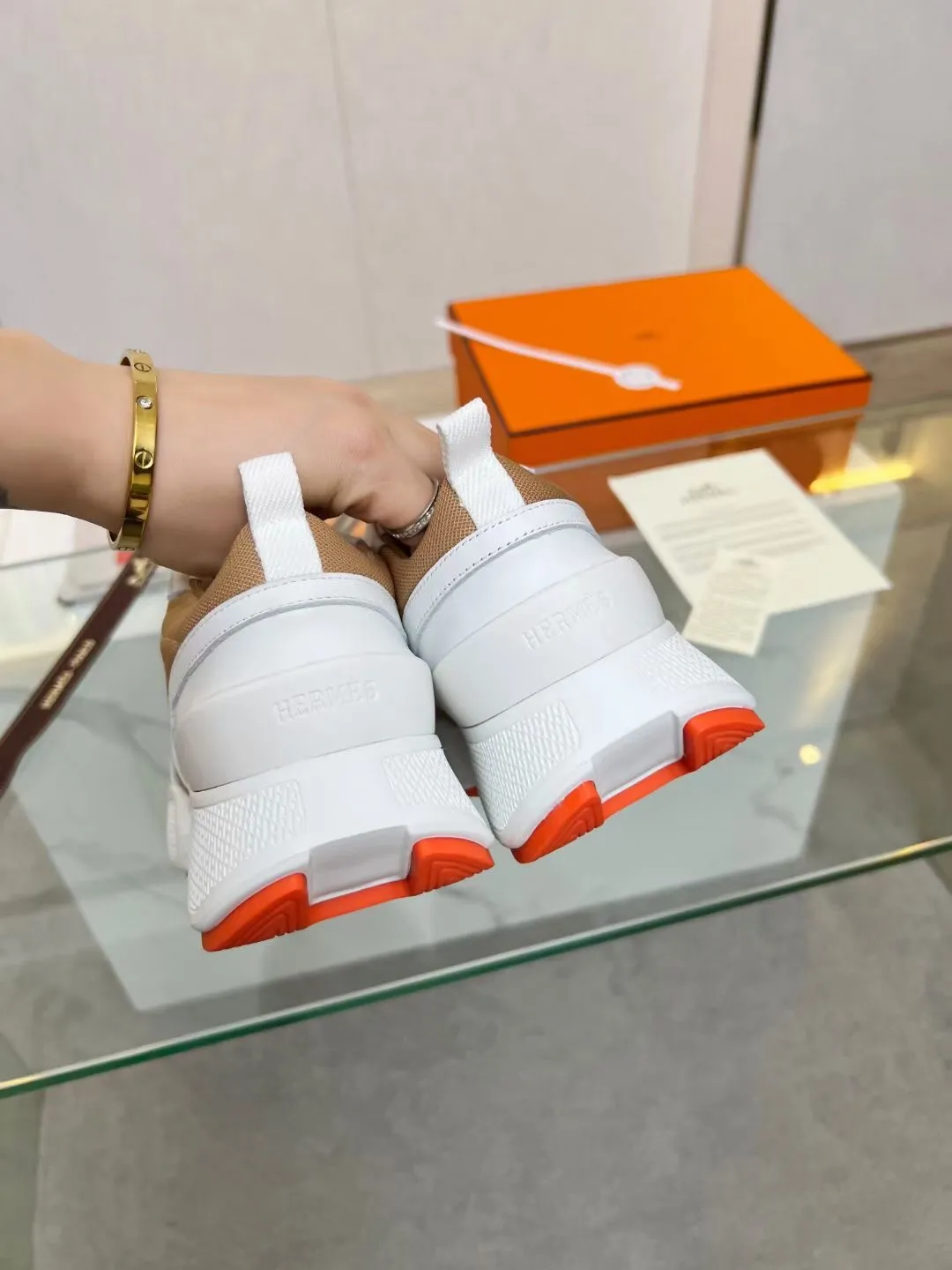 👟👟Ex-factory price 620👟👟 Men’s size +10 Hermès new slim waist for couples, first launched in North America, heightening-flowing shoes! The legs instantly look much thinner, the heels are 5CM high, and the new Hermès panda gigs bread shoes are so cute. The foot feels super comfortable and 100% made of Hermès special fabrics and Italian calfskin 1🆚1. Large 㡳 private mold sole, oversized shoe 㡳 decorated with geometric patterns to create a dynamic and fashionable style, soles Hermès orange! Female size 35-41 (35, 40, 41 can be customized and non-returnable) Male size 38-47 (38, 45, 46, 47 can be customized and non-refundable)